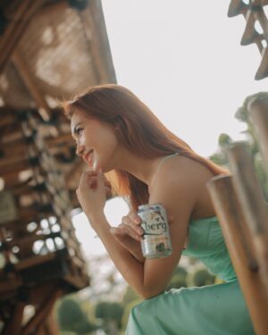 Melissa Campbell Instagram - Let’s celebrate Sabah & Sarawak's rich culture with Carlsberg's Local Artist edition with me! Featuring the work of Carlos Benny & Ernesto Kalum, our talented local tattoo artists, display their incredible artistry into these artist edition cans. Inspired by the awe-inspiring nature of their homeland, their designs are a true reflection of Sabah & Sarawak's pride. Don't miss your chance to snag of one totally collectible unique cans. Available now at your nearest retailer specifically in East Malaysia. Aramaiti!

For 21  non-Muslims only. If you drink, don’t drive 🚫

#RaikanKebanggaan #SabahSarawakPride 
#CarlsbergMY #CelebrateResponsibly