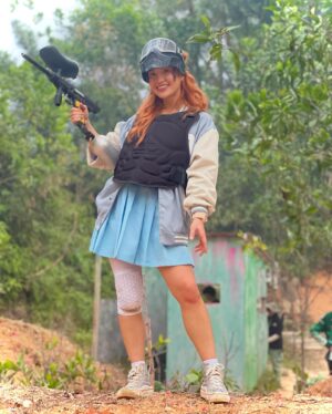Melissa Campbell Instagram - Never a dull day at work. And what was on the menu that day? Paintball in a skirt. Did I still get carried away? Yes 🥲🩸 

#PaduTheMovie 

@globalstationsb 
Director: @faisalskis