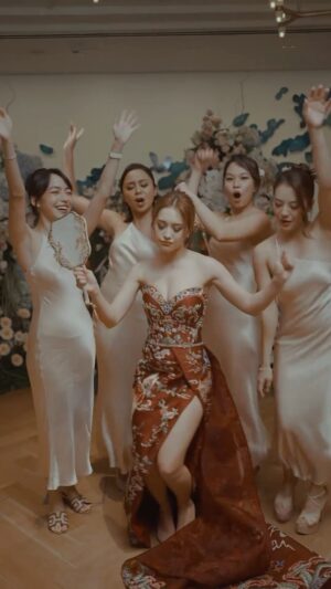 Melissa Campbell Instagram - She is ON to see her husband 😝🥹 🍾💍

#chinesewedding #teaceremony
