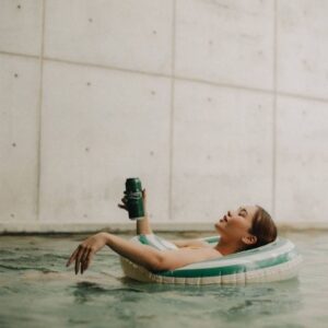 Melissa Campbell Instagram - Out of office 😋 

A balanced life calls for epic rest days and I think they are made better with a perfectly balanced beer that delivers on flavour. 
Whose with me? I'll share the Carlsberg since I share the goodstuff but you bring your own floatie ok? 🛟 #BestWithCarlsberg 

For 21  non-Muslim only. If you drink, don’t drive. 
#CarlsbergMY #CelebrateResponsibily