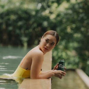 Melissa Campbell Instagram - Out of office 😋 

A balanced life calls for epic rest days and I think they are made better with a perfectly balanced beer that delivers on flavour. 
Whose with me? I'll share the Carlsberg since I share the goodstuff but you bring your own floatie ok? 🛟 #BestWithCarlsberg 

For 21  non-Muslim only. If you drink, don’t drive. 
#CarlsbergMY #CelebrateResponsibily