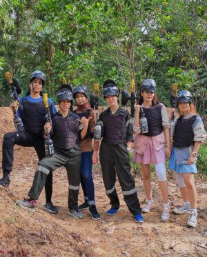 Melissa Campbell Instagram - Never a dull day at work. And what was on the menu that day? Paintball in a skirt. Did I still get carried away? Yes 🥲🩸 

#PaduTheMovie 

@globalstationsb 
Director: @faisalskis