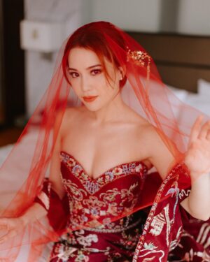 Melissa Campbell Instagram - We just got our official photos back of our Chinese Tea Ceremony Wedding & Civil Signing! Forgive me, this is going to become a wedding account for a-bit 

MakeUp: @kfbongmakeup @kfbongwedding 
Hair: @ckay_liow 
Custom Dress & Accessories: @themichellechandra via @roemaatelier 
Photo: @adamong 
Planner: @iamnicholaschong / @jovitaloweddings 

#teaceremony #chinesewedding #melforthewin