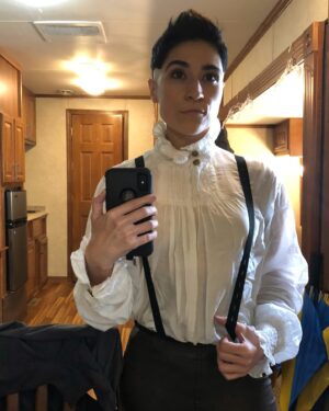 Melissa Navia Instagram - Suspenders! My outfit didn’t originally have suspenders, but when I saw that @wayofbabs & @ansonmount’s leather pants, which were the same as my leather pants, had suspenders, I made some inquiries and voilà, life was easier. Made the sword fight much more comfortable. First go-round putting them on I criss-crossed them in front because ya think you know suspenders until you have to actually wear them. 🎩 #SirAdya #Ortegas #StrangeNewWorlds #StarTrekSNW @startrek @startrekonpplus