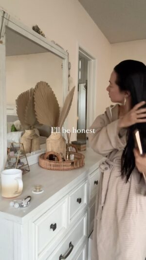 Melissa Paulo Instagram - mamas, you know there are no days off, even when we are tired, have had no sleep in days… having a few small morning habits to keep you going is so important. 
my musts:
matcha & movement 🤍 
& a motivational reminder that, “you can do it”

what are your go-to morning rituals?

ps: and of course I add “create reel inspiration that came to me in the shower this morning” because I’m really trying to practice executing ideas when they come. 

robe: @pokolokoltd use codeMelissa15
jumper: @imbodhi.co use code AP_Mel-15

#momlife #motherhood #nosleepclub #nodaysoff #mom #boymom #dogmom #workingmama #mommotivation