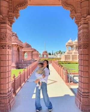 Melissa Paulo Instagram - “In the joy of others lies our own.” -Pramukh Swami Maharaj 

Mama-fit @amourvert 

#MINAopencasting 
#baps #bapsshriswaminarayanmandir #joy #amourvert #momstyle #sustainablefashion #sustainableclothing #sustainablemomstyle #sustainablemom