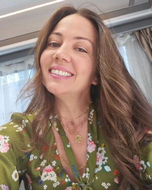 Meltem Pamirtan Instagram - Hayatın her gün bayram olması dileklerimle sağlığa şefkate özleme tüm guzelliklere ...elimizi uzatabildiklerimize sarılmak yildiz olanları anmak dileğiyle..sevgiler saygılar.
#bayram