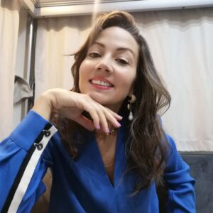 Meltem Pamirtan Instagram - Kendimle baş başa iken de eğlenmek güzel fonda bir müzik olsun ruhum dans eder. Hazırlık candır ve heyecanlıdıır. Değişim dönüşümdür artık  #haticedir.
Hikayede kalmasın dedim.
iyi haftalar olsun..