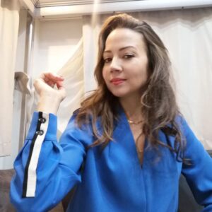 Meltem Pamirtan Instagram - Kendimle baş başa iken de eğlenmek güzel fonda bir müzik olsun ruhum dans eder. Hazırlık candır ve heyecanlıdıır. Değişim dönüşümdür artık  #haticedir.
Hikayede kalmasın dedim.
iyi haftalar olsun..