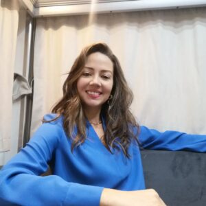 Meltem Pamirtan Instagram - Kendimle baş başa iken de eğlenmek güzel fonda bir müzik olsun ruhum dans eder. Hazırlık candır ve heyecanlıdıır. Değişim dönüşümdür artık  #haticedir.
Hikayede kalmasın dedim.
iyi haftalar olsun..