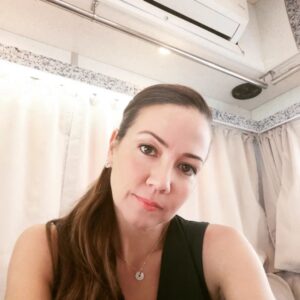 Meltem Pamirtan Instagram - Bir #tbt yapmayalı çok olmuş dijital hayatı unutuyorum çoğu zaman.
Ama en sevdiğim karelerden geldi aklıma
Bir kadın
Bir anne
Bir Netflix projesi #101aşk
Çok severek oynadım kızım Ece  ve partnerim eski arkadaşım  Fatihle.
Keyifli set kıymetli yönetmenler ve yapım.
Kalan anı kareler.