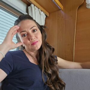 Meltem Pamirtan Instagram - #derya ile #meltem arasinda biyerlerde ..#loading #benimguzelailem @benimguzelailemtrt  @fabrika_yapim
