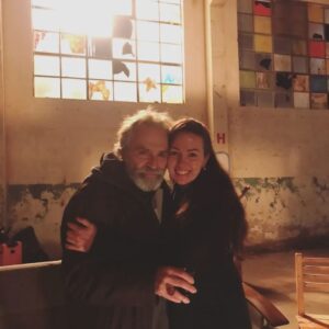 Meltem Pamirtan Instagram - Evet hayat mucizelerle dolu. Ve bu gün hatıra fotosu haline geliyor tüm emekler yorgunluklar keyifler. İyi ki dedim son bölümler iyi ki #baba dizisindeyim iyi ki tanıştığım kocaman kalpleri yanımda götürüyorum. İçinde ne yaşarsan onu yansıtıyor gözlerin. Boşa dememişler gözler kalbin aynasıdır. Kaç saat kaç gün olursa olsun sukunet ve sevgi ile çalışan enerji keyif sohbeti ile ısıtan yeni tanışmalara kucak acan, koca yürek #halukbilginer.