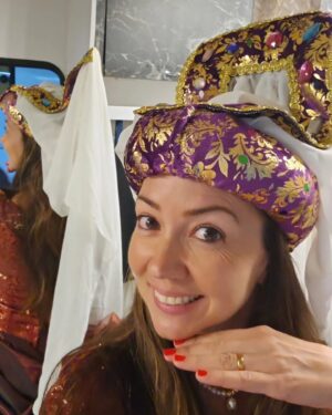 Meltem Pamirtan Instagram - O zaman haftaya aldığım birbirinden guzel mesajların serefine ufak bir hürrem foto koyarak başlatalım.ama biliyorum ki hersey hayal ettigimiz @velhancantay @onerarslanel ile başlar @benimguzelailemtrt @fabrikayapim ile bir bütünleşir.
 işte bu yuzden yazilan sözün @baykut söylenen sözün @erdemakakce ve gören gözlerin @yyadel önemi bizi bir dilde toplayan sevgili hocamin kıymetli emeklerinden geçiyor#sadullahcelen
Dahası mi cok daha si var onlari da anlatıcam benim de bir planim var.😉