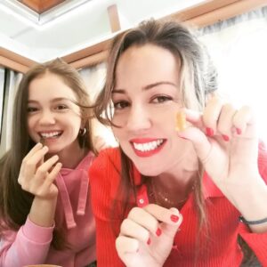 Meltem Pamirtan Instagram - Karavan günleri..
Kızım ve ben severiz bu küçük şeyleri ben kıyamam son tane yi ona veririm annelik işte. Neşemiz ağzımızın tadı bal olsun.
@berraaydinli @babatvdizi @ayyapim #çağrıbayrak
@ezgicill @gokhan_horzum
@velhancantay #baba #yeni bölüm