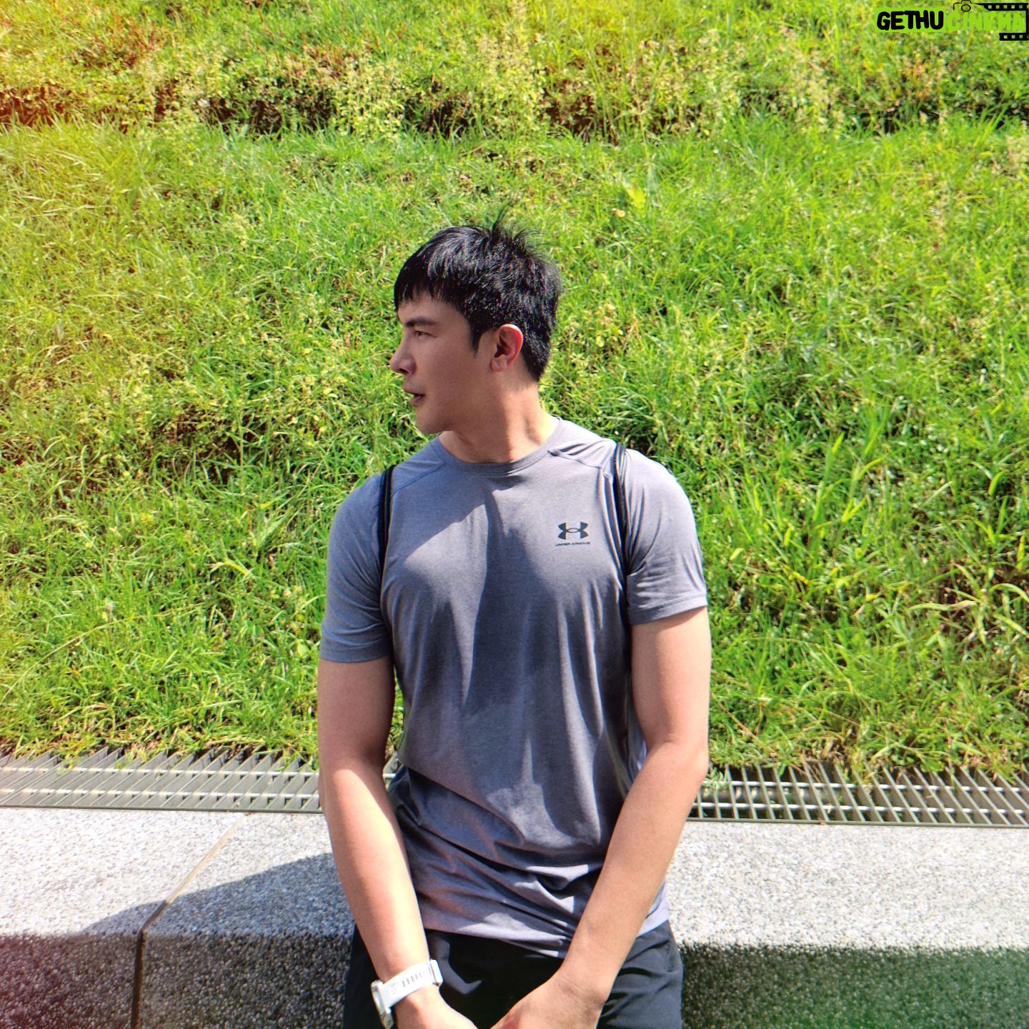 Melvin Sia - 1.9K Likes - 今天的故事是這樣的,
每一年夏天過的方式都不一樣。
記得小時候在砂拉越長大,那裡每天都是夏天。記得每天下課都得去放羊兒去吃草、採胡椒、採可可、偶而要去割芋頭葉煮給豬吃的、或者割芒草給兔子餵食…… 鄉下的生活過得實在紮實。
長大後,堅決離開鄉下往大城市吉隆坡飛。
離開籠子的鳥只能不停地往前飛,深怕無法追逐自己想要的生活。那裡每天也都是夏天,我記得每年的暑假,我定要跟好友們結伴去海邊玩,畢竟17年來從未見過海,甚是喜歡大海的擁抱。 在水里有種被充電的感覺,直到現在都還是很愛,就只是不敢往下深潛,似乎內心有種莫名的恐懼。
來到了台灣,四季分明的寶島。
讓人更為珍惜每一季的活動,去年夏天,我選擇去了花蓮溯溪。 花蓮的溪流實在太美了,溪水也很透徹,玩上好幾天都覺得值得,當然也因為我花蓮的朋友也很熱情。
那今年呢?
因緣際會下我好像又可以解鎖一些沒去過,沒玩過的地方了,之後再跟大家分享。 夏天就是要選擇做一些戶外活動來啟動自己,就算流汗,日曬雨淋都很療癒,但記得要擦防曬乳防曬抗老哦。
好好享受這幾個月的熱情,
也記得多喝水,別中暑了。
#MarVelousME
#MarVelouslifestyle
#夏天玩起來