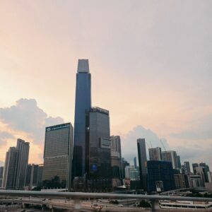 Melvin Sia Instagram - 感謝雨後的下午
讓城市多了一份涼意。
這幾天的體感有到40度，
一點都不誇張耶。

太久沒回來繞繞，
發現多了好多新的路，
新的建築物，新的風景。
TRX Exchange很好逛耶✌

唯獨沒變的是一樣塞車😊🤣
今晚要來吃個雞飯還是肉骨茶呢？

#MarVelousME
#MarVelouslifestyle
#MalaysiaTrulyAsia