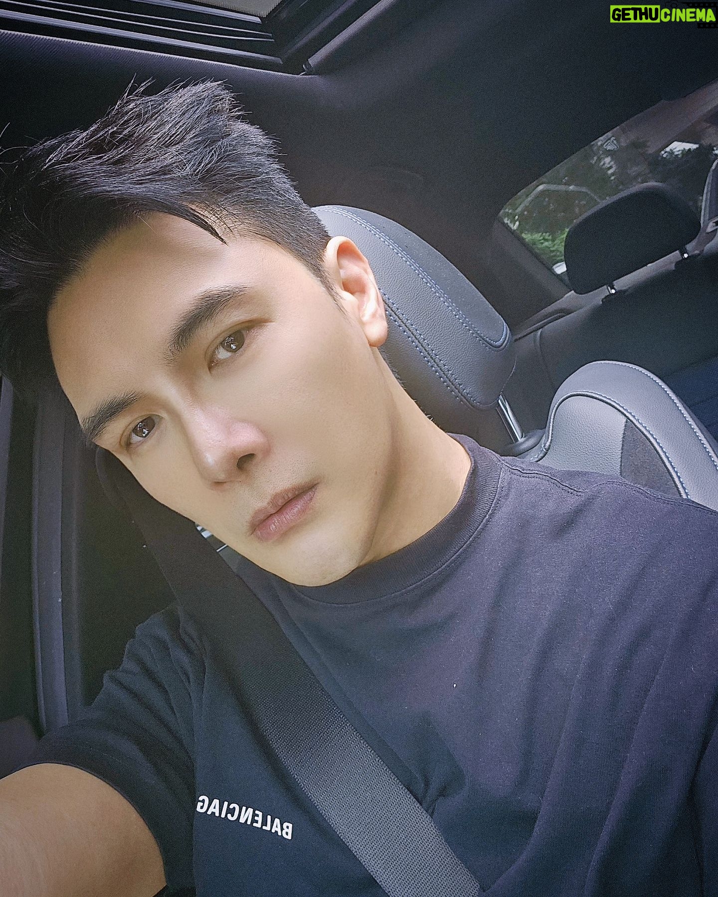 Melvin Sia - 1.8K Likes - 平凡日子
偶而自己開車
偶而讓人載送
偶而有點帥氣
偶而呆萌也好
偶而去個餐廳
偶而去逛市場
偶而耍廢在家
偶而開心歡笑
偶而糾結難過
偶而就好,
我會比較輕鬆。
所以,我喜歡
當演員。。。