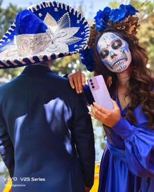 Memo Dorantes Instagram - Inmortaliza las tradiciones, captura cada detalle y compártelo con el mundo. #Siemprevivo 
Vestido: @sofia_suarez_artindumentary @sofiasuarezartindumentary
Fotografía: @gomezdelacueva
#V25Series 
#vivo #Smartphone
