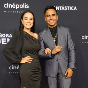 Memo Dorantes Instagram - Mi primera vez en el @ficm ! Y presentando una película! Más que honrado de haber podido ser parte del programa de este maravilloso festival que alberga grandes proyectos y personajes que me hacen recordar porque amo tanto esta carrera y este arte que me capturó desde hace ya 24 años🎭🎥🎬 Mil gracias a todos los que lo hicieron posible y me permiten vivir este viaje a su lado. Al público que llenó la sala y nos quedamos con ganas de más preguntas y respuestas! @carlossantos.mx y todo el crew de @somosfantastica por hacer está locura de película 🔥 A mis compañeros @monicahuarte @macagarciar @dianacarreiroof @barbara_lombardo @leonardodanieloficial_ @maunieto @mychduga @bizzletravel_ @chrisuribeoficial  por hacer un personaje tan único para esta película, sin duda el cast está increíble 👏👏 a mi novia por acompañarme en cada paso, a todo el equipo de @cinepolisdistribucion Carlos, Bruno,Guadalupe, Margarita , Alma, Emilio, Giselle, Regina por creer en nosotros, por ser un gran team y porque sin ustedes esto no sería posible y a cada uno de los que conforman el Festival Internacional de Cine en Morelia, woooow que gran edición gracias a todos ustedes, toda mi admiración y cariño! "Señora Influencer" 2 de Noviembre en todos los cines 🎥🎬🎭🙏💫🍀🕉️🕺