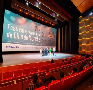 Memo Dorantes Instagram - Mi primera vez en el @ficm ! Y presentando una película! Más que honrado de haber podido ser parte del programa de este maravilloso festival que alberga grandes proyectos y personajes que me hacen recordar porque amo tanto esta carrera y este arte que me capturó desde hace ya 24 años🎭🎥🎬 Mil gracias a todos los que lo hicieron posible y me permiten vivir este viaje a su lado. Al público que llenó la sala y nos quedamos con ganas de más preguntas y respuestas! @carlossantos.mx y todo el crew de @somosfantastica por hacer está locura de película 🔥 A mis compañeros @monicahuarte @macagarciar @dianacarreiroof @barbara_lombardo @leonardodanieloficial_ @maunieto @mychduga @bizzletravel_ @chrisuribeoficial  por hacer un personaje tan único para esta película, sin duda el cast está increíble 👏👏 a mi novia por acompañarme en cada paso, a todo el equipo de @cinepolisdistribucion Carlos, Bruno,Guadalupe, Margarita , Alma, Emilio, Giselle, Regina por creer en nosotros, por ser un gran team y porque sin ustedes esto no sería posible y a cada uno de los que conforman el Festival Internacional de Cine en Morelia, woooow que gran edición gracias a todos ustedes, toda mi admiración y cariño! "Señora Influencer" 2 de Noviembre en todos los cines 🎥🎬🎭🙏💫🍀🕉️🕺