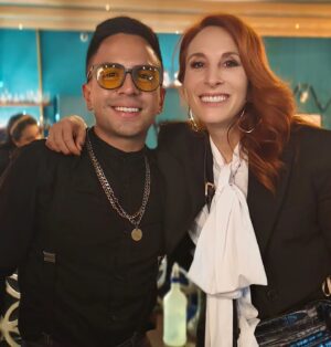 Memo Dorantes Instagram - Mi primera vez en el @ficm ! Y presentando una película! Más que honrado de haber podido ser parte del programa de este maravilloso festival que alberga grandes proyectos y personajes que me hacen recordar porque amo tanto esta carrera y este arte que me capturó desde hace ya 24 años🎭🎥🎬 Mil gracias a todos los que lo hicieron posible y me permiten vivir este viaje a su lado. Al público que llenó la sala y nos quedamos con ganas de más preguntas y respuestas! @carlossantos.mx y todo el crew de @somosfantastica por hacer está locura de película 🔥 A mis compañeros @monicahuarte @macagarciar @dianacarreiroof @barbara_lombardo @leonardodanieloficial_ @maunieto @mychduga @bizzletravel_ @chrisuribeoficial  por hacer un personaje tan único para esta película, sin duda el cast está increíble 👏👏 a mi novia por acompañarme en cada paso, a todo el equipo de @cinepolisdistribucion Carlos, Bruno,Guadalupe, Margarita , Alma, Emilio, Giselle, Regina por creer en nosotros, por ser un gran team y porque sin ustedes esto no sería posible y a cada uno de los que conforman el Festival Internacional de Cine en Morelia, woooow que gran edición gracias a todos ustedes, toda mi admiración y cariño! "Señora Influencer" 2 de Noviembre en todos los cines 🎥🎬🎭🙏💫🍀🕉️🕺