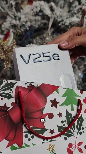 Memo Dorantes Instagram - Lo mejor de Navidad lo comparto con Ustedes y con mi V25e de @vivomobilemx 📱 Se un Gran Santa con Vivo! 🎄🫶🕉️❤️🍀💫#vivolanavidad #publicidad