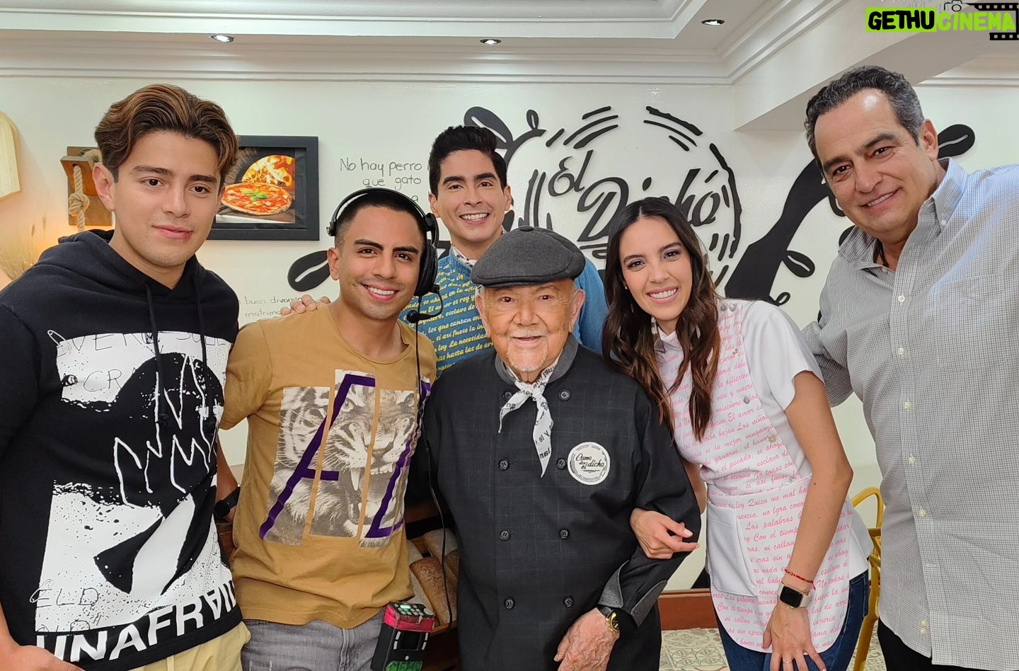 Memo Dorantes - 2K Likes - Un honor compartir detrĆ”s de cĆ”mara y en esta ocasión en escena con tan grandes seres humanos, compaƱeros y actores! Gracias por enseƱarme tanto cada dĆa de llamado a su lado! @nuria_gv @sergiocoronaoficial @omarfierrooficial @pepevaldivieso @alexpad__tv