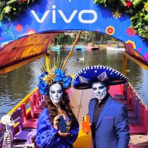 Memo Dorantes Instagram - Honramos la tradición del #DíaDeMuertos, capturando los colores y la esencia de la temporada que celebra a quienes han partido. Hoy lo celebramos y mantenemos su recuerdo #Siemprevivo. 
#vivo #Smartphone 
Vestido por @sofiasuarezartindumentary