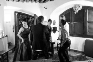 Memo Dorantes Instagram - Nos fuimos!!! 🎭 De verdad infinitas gracias por todo lo que les he aprendido en este viaje, por todo lo que hemos compartido, y por hacer simplemente magia! 💫 @elgallogallardo
@leonardodanieloficial_ @arturovazquezoficial @galatea.gizeht  muchas gracias por dejarse guiar por mis locuras, y dejarme aprender de grandes personas y actores como ustedes!, 
Es increíble como pasa el tiempo.. como justo en estas fechas hace 8 años @vicenteferrera confiaste en mi para dirigir este proyecto y hoy vuelve a mis manos este maravilloso texto que amo y que ahora no quiero soltar jaja que ciclico el asunto eh!
Agradecido también con mis productores, Raquel Vargas, @infiltradomayor y @rodolfoiglesiasm por hacer esto posible, gracias!! @los_infiltrados_producciones son un maravilloso equipo de producción @dann_sh_ @jairhoms  @anakin_romero gracias hermano por también ser parte y echarte estos shoots📸 Gracias vida por permitirnos seguir siendo esos niños que decidieron nunca NUNCA dejar de jugar... Nos vemos pronto 👏💫🙏🎭🕉️