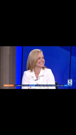 Mena Suvari Instagram - I think part of what added to my giggles here is the that fact that I was perched almost 3 ft from the ground 🤣🩵✨
Much fun this morning with the @ktla5news crew for @rzrseries 🖤
Thank you again for having me, you’re so wonderful @samontv ✨

And shouts to Glam Fam🩵:

@nolasinger ( @lagencefashion @aeranewyork @_jennybird )
@robertti 
@frankiepaynehair 
✨