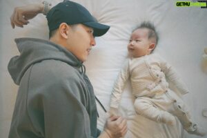 Meng-Lin Yang Instagram - 圖1：我們明天去迪士尼😍
圖2：那是什麼？👶
圖3：好啊🤩