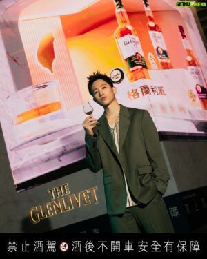 Meng-Lin Yang Instagram - 創作者最難的課題就是如何讓接觸到作品的人感同身受，而格蘭利威找到了全新的方式。這幾天經過微風信義會看到一隻手拿著酒杯衝出來跟你敬酒，第一次看到以裸視3D的方式來呈現威士忌元素，讓人能透過新感官體驗「格蘭利威12年首席三桶單一麥芽威士忌」。

身歷其境的格蘭利威「三立方」感官酩境，充分展顯了品酒的視覺、味覺和嗅覺層次感，就像利威三桶運用美國橡木桶、波本桶和蘭姆桶，層層堆疊出奶油、香草氣息，揉合太妃糖、蜂蜜香，帶出熱帶果香細緻的尾韻。

只要加LINE好友即可純飲或highball品味利威三桶，格蘭利威更攜手榮獲世界調酒兩項單項冠軍、連續三年亞洲50大酒吧的「Bar Mood」操刀調酒設計，以利威三桶標誌風味為本，設計「熱帶島嶼」、「台灣味」、「三重奏」三款世界級調酒。完成社群分享，更能品味蜷尾家為利威三桶特製的古早味風味冰淇淋，讓這場品酩帶來更多享受。

現場還有一個很特別的互動馬賽克藝術的嶄新體驗，再進一步讓我們成為創作的一部分，除了可以找找我在哪裡以外，也很期待看到完成之後的作品🤩

格蘭利威「三立方」感官酩境
活動地點：微風信義館外 (Van Cleef & Arpels前方)
活動時間：8/12-8/20 (週一～週四 17:00-22:00、週五 17:00-23:00、週六 14:00-23:00、週日 14:00-22:00)

@theglenlivet
#格蘭利威 #格蘭利威三立方感官酩境 #利威三桶百搭順口 #利威最對台灣味
