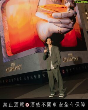 Meng-Lin Yang Instagram - 創作者最難的課題就是如何讓接觸到作品的人感同身受，而格蘭利威找到了全新的方式。這幾天經過微風信義會看到一隻手拿著酒杯衝出來跟你敬酒，第一次看到以裸視3D的方式來呈現威士忌元素，讓人能透過新感官體驗「格蘭利威12年首席三桶單一麥芽威士忌」。

身歷其境的格蘭利威「三立方」感官酩境，充分展顯了品酒的視覺、味覺和嗅覺層次感，就像利威三桶運用美國橡木桶、波本桶和蘭姆桶，層層堆疊出奶油、香草氣息，揉合太妃糖、蜂蜜香，帶出熱帶果香細緻的尾韻。

只要加LINE好友即可純飲或highball品味利威三桶，格蘭利威更攜手榮獲世界調酒兩項單項冠軍、連續三年亞洲50大酒吧的「Bar Mood」操刀調酒設計，以利威三桶標誌風味為本，設計「熱帶島嶼」、「台灣味」、「三重奏」三款世界級調酒。完成社群分享，更能品味蜷尾家為利威三桶特製的古早味風味冰淇淋，讓這場品酩帶來更多享受。

現場還有一個很特別的互動馬賽克藝術的嶄新體驗，再進一步讓我們成為創作的一部分，除了可以找找我在哪裡以外，也很期待看到完成之後的作品🤩

格蘭利威「三立方」感官酩境
活動地點：微風信義館外 (Van Cleef & Arpels前方)
活動時間：8/12-8/20 (週一～週四 17:00-22:00、週五 17:00-23:00、週六 14:00-23:00、週日 14:00-22:00)

@theglenlivet
#格蘭利威 #格蘭利威三立方感官酩境 #利威三桶百搭順口 #利威最對台灣味