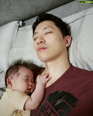 Meng-Lin Yang Instagram - 這大概是每天的日常

起床玩一下跟他說說話

通常都是以Hi,我是Daddy你是楊桃（當然是本名但以楊桃做範例）作為開頭

他就會開始模仿我我也會模仿他然後產生睡意就兩位一起睡了😂

接著他開始有了些讓我驚奇的反應

請看下個影片

融化的瞬間👶

#好不容易才錄到