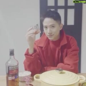 Meng-Lin Yang Instagram - 快要過年了！！！以前每年過年都會回到老家，跟家人一起圍爐吃年夜菜，從一開始只要人到就好，隨著年齡遞增，需要準備的東西也是逐步疊加，我想很多人都跟我有一樣的煩惱，每次都會在送禮環節猶豫很久，到底要帶什麼，要送什麼比較吉利，我想今年非常簡單就可以做出選擇，送給家人們好運氣，又可以輕鬆搭配各種年夜菜！！！

歐肯威士忌攜手入選 2023 AGI 國際平面設計聯盟成員的葉忠宜設計師，以「好運龍總來」的理念，推出 4 款：12 年、14 年、18 年、三桶「歐肯招財龍威士忌禮盒」，禮盒設計精美，盒身紋路為龍鱗片意象，品牌橘色盒身象徵大吉(橘)大利，背景 3 顆龍蛋象徵 3 次蒸餾的歐肯，這次禮盒裡面有一個幸運小物，歐肯招財龍蛋，龍頭破蛋而出帶來好運，每款龍頭延伸各酒款酒標色系，組裝起來搭配錢母讓祝福大家龍華富貴唷🤩

這四款禮盒我最喜歡的是「歐肯 14 年豐馥紫雪莉單一麥芽蘇格蘭威士忌」帶有杏仁、葡萄乾和莓果香氣，同時賦予黑巧克力、成熟無花果，及太妃糖香甜尾韻，並具有3種熟悉風味：龍眼花蜜，蜜香紅茶與冬瓜黑糖，3 次蒸餾的純淬酒液，使用超過 14 年以上的波本桶和雪莉桶原酒勾兌熟成，隨後在西班牙 Oloroso 以及 Pedro Ximénez 兩種雪莉桶中過桶陳釀，堆疊出濃郁且多層次的優雅口感，過年時很適合搭配年夜菜享用又或是送禮盒給親朋好友，2024 歐肯招財龍威士忌禮盒在全台家樂福、大潤發以及三得利合作之菸酒專賣店陸續上架販售中。

#歐肯招財龍威士忌禮盒 #歐肯單一麥芽蘇格蘭威士忌
#歐肯威士忌 #歐肯3次蒸餾 #3次蒸餾純淬柔順 #歐肯招財龍蛋新春禮盒 #好運龍總來 #禁止酒駕 #未滿18歲請勿飲酒
@auchentoshan_tw