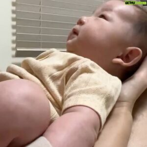 Meng-Lin Yang Instagram - 這大概是每天的日常

起床玩一下跟他說說話

通常都是以Hi,我是Daddy你是楊桃（當然是本名但以楊桃做範例）作為開頭

他就會開始模仿我我也會模仿他然後產生睡意就兩位一起睡了😂

接著他開始有了些讓我驚奇的反應

請看下個影片

融化的瞬間👶

#好不容易才錄到