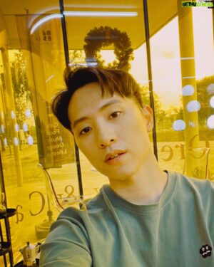 Meng-Lin Yang Instagram - 濾鏡的世界？！

#filter #黃色玻璃