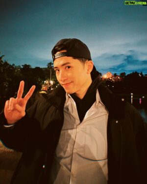Meng-Lin Yang Instagram - 其實我是真的有打算要認真扮高中生
但真的太冷了
只好變些微不良的高中生🙂
拍完照瞬間帶上帽子
中間冷到回房間換掉西裝褲
2度真的無法挑戰🙃

#cold #disney