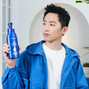 Meng-Lin Yang Instagram - 長久以來養成的運動習慣，除了健身還很喜歡跑步，每次跑步在外面風吹日曬後一定要沖個舒服的熱水澡，但一個不小心要不是水過熱，或是洗太久，洗完澡出來身體就會有乾癢的問題，以前不喜歡擦保養品除了有點麻煩以外，再加上不喜歡身體油油的感覺，但也因為這樣身體越來越乾…
 
現在找到了妮維雅，有兩個擁有德國補水親膚科技的好朋友，一個是妮維雅密集修護乳液，內含酪梨精萃油及維他命E，能48H保濕超鎖水！另一個是妮維雅小藍罐，有專利綿羊油醇EUCERIT®，加上獨特油包水科技，可以長效補水跟鎖水還含有修護級維他命原B5！
 
重點是兩個擦起來都不油膩好推開，不需要洗完澡花一堆時間在努力地推開、跟用完覺得太油最後還要再去洗一次手！可以非常清爽的修護乾燥的部位！
 
除了妮維雅密集修護乳液放在家裡方便使用外，平常也會隨身帶著妮維雅小藍罐，有時候運動完想快速在健身房洗個澡，抑或是現在因為要隔絕病毒，身為一個潔癖人三不五時就要一直洗手和時常噴酒精，常常身體乾燥到極限，可以隨時塗抹乳霜滋潤，時刻拯救我自己，手腳不乾裂，自信增加100％🤩
 
最後分享一下這次合作拍攝的影片~換季你也有乾燥肌的困擾嗎？
 
#妮維雅 #小藍罐 #密集修護乳液 #德國補水親膚科技 #全方位修護你的乾燥肌 #德國百年科學護膚