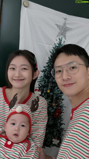 Meng-Lin Yang Instagram - 小楊桃的第一顆聖誕樹🎄
當了爸媽後雌激素跟催產素噴發
以前不過節日的我們
這次忍不住還幫小楊桃佈置了他的第一顆聖誕樹·͜· ︎︎ᕷ
享受一下與他的第一個聖誕節氛圍
一起與寶貝擁有各種的第一次都是最幸福的回憶( ⸝⸝⸝¯ ³¯⸝⸝⸝ )♡

Merry Christmas ‪.ᐟ‪.ᐟ

#MerryXmas #merrychristmas #christmastree 

超Q的聖誕親子裝/ @beanskidss
