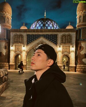 Meng-Lin Yang Instagram - 迪士尼獨特的魅力就是讓每個人再次相信童話故事，現在的科技輔助已經強大到，想找碴找不到，各種像魔法一樣的出現或消失，看幾百次都還是充滿疑問，還是說這世界上真的有魔法吧…
美女與野獸，真心無解，甚至排了第二次坐在第一排眼睛都快貼上去，還是看不出來到底怎麼變的🫠

我知道這裡是阿拉丁，因為美女與野獸根本擠到無法拍照🥲

#desney #beautyandthebeast