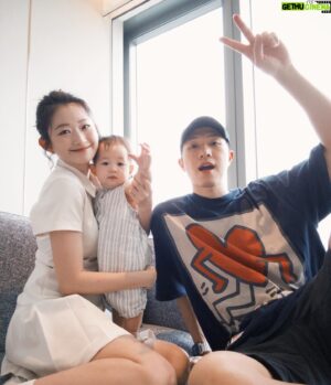 Meng-Lin Yang Instagram - 原來這就是生活中的儀式感·͜·

今年我們的生日特別訂了飯店一家人一起享受
雖然就在台北但意外的時程很舒服
畢竟帶著孩子出門都會特別匆忙
隨性派的我們這次可以睡到飽再出門
在飯店好好的享受裡面的設施與餐點
還有足夠的時間好好的紀錄出遊的點滴
晚上我甚至還泡了一個澡舒緩這幾個月的疲憊ꈍ .̮ ꈍ

謝謝漢來還準備了生日驚喜( ⸝⸝⸝¯ ³¯⸝⸝⸝ )♡
用心的佈置跟蛋糕超Q
我們三個住的很放鬆·͜· ︎︎ᕷ

四月是我們倆的生日月
願我們的寶貝一直平安健康又快樂
想去哪裡想做什麼我們都會陪著你⸝⸝⸝♡︎

Hairstyle/ @aabbee_apex_ 

#哈嘍小楊桃🌞🍑 #聽說藝珍昨天也在這 #我們與女神最近的距離