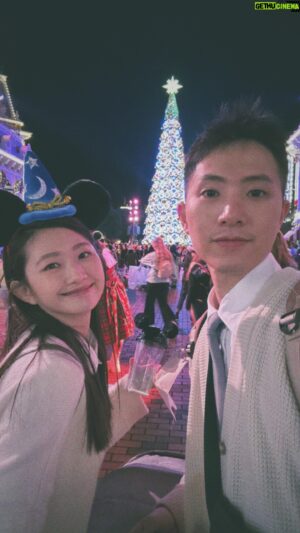 Meng-Lin Yang Instagram - 這趟帶著楊桃的旅行
必須做個紀錄的吧

等他長大再跟他說
你知道嗎你小時候已經去過全球第一大的魔雪奇緣世界了😂
去過了艾倫戴爾王國
還在那邊看到了Elsa 😍
說不定是第一個去的嬰兒😂

還有在香港看我們吃了很多美食🙂

影片就留給你回味了😂

#DiscoverHongKong#HelloHongKong
#HKDisneyland#WorldofFrozen
#LetItGo
#ForTheFirstTimeInNovember
#可樂旅遊