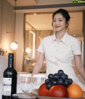 Meng-Lin Yang Instagram - 原來這就是生活中的儀式感·͜·

今年我們的生日特別訂了飯店一家人一起享受
雖然就在台北但意外的時程很舒服
畢竟帶著孩子出門都會特別匆忙
隨性派的我們這次可以睡到飽再出門
在飯店好好的享受裡面的設施與餐點
還有足夠的時間好好的紀錄出遊的點滴
晚上我甚至還泡了一個澡舒緩這幾個月的疲憊ꈍ .̮ ꈍ

謝謝漢來還準備了生日驚喜( ⸝⸝⸝¯ ³¯⸝⸝⸝ )♡
用心的佈置跟蛋糕超Q
我們三個住的很放鬆·͜· ︎︎ᕷ

四月是我們倆的生日月
願我們的寶貝一直平安健康又快樂
想去哪裡想做什麼我們都會陪著你⸝⸝⸝♡︎

Hairstyle/ @aabbee_apex_ 

#哈嘍小楊桃🌞🍑 #聽說藝珍昨天也在這 #我們與女神最近的距離