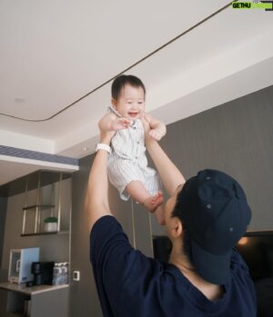 Meng-Lin Yang Instagram - 原來這就是生活中的儀式感·͜·

今年我們的生日特別訂了飯店一家人一起享受
雖然就在台北但意外的時程很舒服
畢竟帶著孩子出門都會特別匆忙
隨性派的我們這次可以睡到飽再出門
在飯店好好的享受裡面的設施與餐點
還有足夠的時間好好的紀錄出遊的點滴
晚上我甚至還泡了一個澡舒緩這幾個月的疲憊ꈍ .̮ ꈍ

謝謝漢來還準備了生日驚喜( ⸝⸝⸝¯ ³¯⸝⸝⸝ )♡
用心的佈置跟蛋糕超Q
我們三個住的很放鬆·͜· ︎︎ᕷ

四月是我們倆的生日月
願我們的寶貝一直平安健康又快樂
想去哪裡想做什麼我們都會陪著你⸝⸝⸝♡︎

Hairstyle/ @aabbee_apex_ 

#哈嘍小楊桃🌞🍑 #聽說藝珍昨天也在這 #我們與女神最近的距離