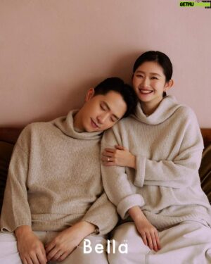 Meng-Lin Yang Instagram - 價值觀很相近，個性卻很互補的 『我們』！
交往多年中，我們都因為對方而去做了一些脫離自己舒適圈的事。

我 面對人群的時候容易不知所措，因此盡量避免出席社交場合，幾乎都只跟熟識的朋友來往，但認識很外向的柔之後，她喜歡認識新朋友，跟著大家往外跑；2人在一起後， 我開始嘗試參與她跟她朋友們的聚會，從一開始的有些不習慣，到後來在她循循善誘下也漸入佳境。

而她對於一些需要接受挑戰的事情都會有所迴避，像她是一名跑百米的健將，但卻對長跑十分抗拒，我便會拉著她鼓勵她一起挑戰，就這樣她越來越可以突破自己～

或許就是這樣的相互成長相互陪伴，願意為對方踏出『The first step』，在我們之間才會一直有新的事情發生，便也為我們的感情保有了新鮮感。

記得拍攝當天配搭了好幾組I Primo的鑽戒與對戒，每組都有不同的故事藏在設計裡是我們很喜歡的巧思，也很巧的幾個故事都跟我們有著很深的連結。

「HATSUAKARI 初明」系列，是我們都非常喜歡又震撼的系列，
正看時像是一朵大大的日出，而倒過來是一座富士山，而剛好 富士山 對於我們來說是擁有著特別又有意義的故事。

富士山為什麼對我們來說特別又有意義呢？

常常聽說要能看到清楚的富士山很需要人品，但我們第一次去的時候沒有想太多，就直接訂了河口湖視野很好的飯店，想說山那麼大待在河口湖兩天一定看得到吧！結果第一天到商店街一片霧，什麼都看不到，我們差點不知道這裡有富士山，而又聽說一大早是最有機會看到的，睡前信誓旦旦的說隔天一早要起床看富士山，結果隔天一大早富士山只出現了五分鐘；也只有柔很有毅力的起床看了山拍了照，也因此奠定了之後，我們一定要再來看一次的計畫。

一直到去年終於有機會再去一次河口湖，看到了一片雲都沒有遮蓋的富士山時，也終於理解為什麼一生一定要看過一次富士山，壯闊的山陵線，雪白的山頂～ 

我想我們這一輩子都不會忘記，那樣的景色，感覺到世界之大，大自然的震撼，或許也因為第一次沒看到，期待已久更加深了那份感嘆，生命就是如此，每一次的不一樣才能創造驚喜，如果第一次就清清楚楚的看到或許也不會產生一樣的感受，無論如何富士山就變成我們獨特的回憶。

這次看到I Primo的系列每一個都有屬於它的故事，也都深深的打動我們，當故事有了交集，在心中就有一定的份量，就戴著他們再去尋找下個故事吧。

@iprimo_taiwan 

#婚戒 #訂婚鑽戒 #firststep