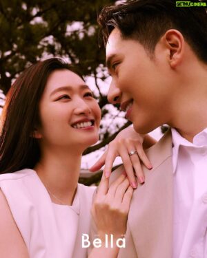 Meng-Lin Yang Instagram - 價值觀很相近，個性卻很互補的 『我們』！
交往多年中，我們都因為對方而去做了一些脫離自己舒適圈的事。

我 面對人群的時候容易不知所措，因此盡量避免出席社交場合，幾乎都只跟熟識的朋友來往，但認識很外向的柔之後，她喜歡認識新朋友，跟著大家往外跑；2人在一起後， 我開始嘗試參與她跟她朋友們的聚會，從一開始的有些不習慣，到後來在她循循善誘下也漸入佳境。

而她對於一些需要接受挑戰的事情都會有所迴避，像她是一名跑百米的健將，但卻對長跑十分抗拒，我便會拉著她鼓勵她一起挑戰，就這樣她越來越可以突破自己～

或許就是這樣的相互成長相互陪伴，願意為對方踏出『The first step』，在我們之間才會一直有新的事情發生，便也為我們的感情保有了新鮮感。

記得拍攝當天配搭了好幾組I Primo的鑽戒與對戒，每組都有不同的故事藏在設計裡是我們很喜歡的巧思，也很巧的幾個故事都跟我們有著很深的連結。

「HATSUAKARI 初明」系列，是我們都非常喜歡又震撼的系列，
正看時像是一朵大大的日出，而倒過來是一座富士山，而剛好 富士山 對於我們來說是擁有著特別又有意義的故事。

富士山為什麼對我們來說特別又有意義呢？

常常聽說要能看到清楚的富士山很需要人品，但我們第一次去的時候沒有想太多，就直接訂了河口湖視野很好的飯店，想說山那麼大待在河口湖兩天一定看得到吧！結果第一天到商店街一片霧，什麼都看不到，我們差點不知道這裡有富士山，而又聽說一大早是最有機會看到的，睡前信誓旦旦的說隔天一早要起床看富士山，結果隔天一大早富士山只出現了五分鐘；也只有柔很有毅力的起床看了山拍了照，也因此奠定了之後，我們一定要再來看一次的計畫。

一直到去年終於有機會再去一次河口湖，看到了一片雲都沒有遮蓋的富士山時，也終於理解為什麼一生一定要看過一次富士山，壯闊的山陵線，雪白的山頂～ 

我想我們這一輩子都不會忘記，那樣的景色，感覺到世界之大，大自然的震撼，或許也因為第一次沒看到，期待已久更加深了那份感嘆，生命就是如此，每一次的不一樣才能創造驚喜，如果第一次就清清楚楚的看到或許也不會產生一樣的感受，無論如何富士山就變成我們獨特的回憶。

這次看到I Primo的系列每一個都有屬於它的故事，也都深深的打動我們，當故事有了交集，在心中就有一定的份量，就戴著他們再去尋找下個故事吧。

@iprimo_taiwan 

#婚戒 #訂婚鑽戒 #firststep