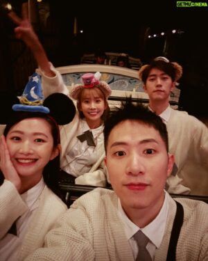 Meng-Lin Yang Instagram - 看來是要把全世界的迪士尼樂園都搜集一遍的節奏😂

此趟最期待的除了香港迪士尼園區內新的魔雪奇緣世界外，還有很久沒看到的煙火秀，好幾年前在東京看過之後就再也沒看過了，後面去了幾次都撲空，這次滿心期待，而且整個航程才一個多小時超級近！

這次直接住在探險家酒店，住在迪士尼樂園裡面氛圍感加倍，整個飯店佈置得真的像是個探險王國，所到之處都是細節。

來香港之前把冰雪奇緣1.2看過一遍，音樂聽了無數次，腦袋裡面都是let it go，終於來到艾倫戴爾王國走到哪都是完美的電影場景還原🥹

迪士尼樂園總是有辦法讓你身歷其境，這趟帶著楊桃出來，雖然他未來高機率忘記，但真的是我們很棒的回憶， @crystalyen418 還認真的幫楊桃精心打扮，這次造型想表達的是我們是同校同學🙂

回來前還抽空去了K11 MUSEA ，朝聖了旁邊的星光大道，見到了好多神級演員的手印，腦裡一字排開全是經典港片，興奮到不行🤩

只能說三天太短惹🥹🥹

#DiscoverHongKong #HelloHongKong #HKDisneyland
#WorldofFrozen
#LetItGo
#ForTheFirstTimeInNovember
#可樂旅遊