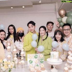 Meng-Lin Yang Instagram - 你們猜猜是小少爺還是小公主👶🏻
其實在戳汽球前我腦袋一直很放空
不敢多去猜測他的性別
一直到戳出來才發現
我一直以為是女生😆
超級驚喜是個小少爺～～～

有人每次去參加別人的性別趴都說如果是男生就要離開（關他什麼事？
這次自己的說到做到演全套😂
其實自己開心的要死有人陪他打電動了～～

謝謝緋紅乾媽團幫忙籌備派對·͜· ♡
謝謝邱老闆跟房老闆贊助遊戲禮品～
大感謝 @sweetpercent.co 幫我客製化超級可愛的小楊桃造型的甜點～～
這麼棒的場地又有很多派對道具
超級可愛( ⑉¯ ꇴ ¯⑉ )

也謝謝來參與的大家‪.ᐟ‪.ᐟ
陪我們一起經歷這麼美好的回憶⸝⸝⸝♡︎

Special THX
Place/Cake @sweetpercent.co 
Flower @datelierflower 
Hairstyles @allan_apex_ 
Photographer @fina_laqinakayalrurhzyal 
Gift @p.star_official @sercleshop 

#小楊桃 #小少爺 #babyshower #性別派對包場 #派對包場 #客製化包場